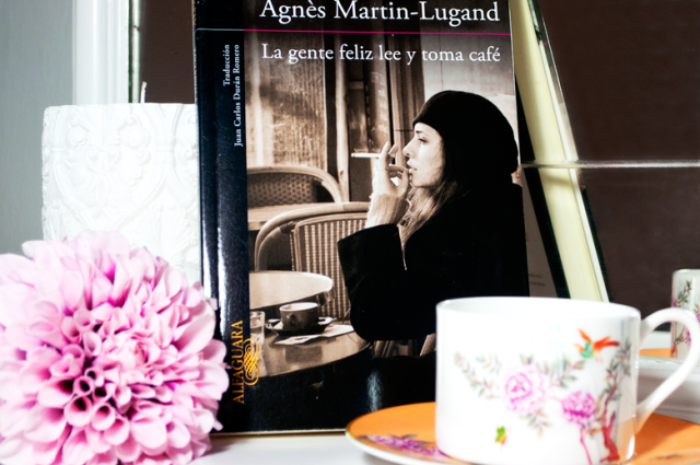 La gente feliz lee y toma café