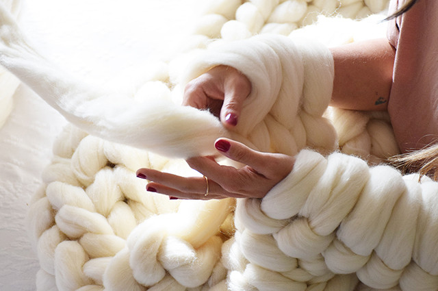 Taller para tejer una manta con los brazos