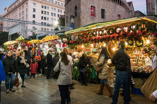 Fira de Nada Santa Llucía en la plaça de la Catedral en Barcelona Mercadillo de Navidad Santa Llucia en la Plaça de la Catedral en Barcelona